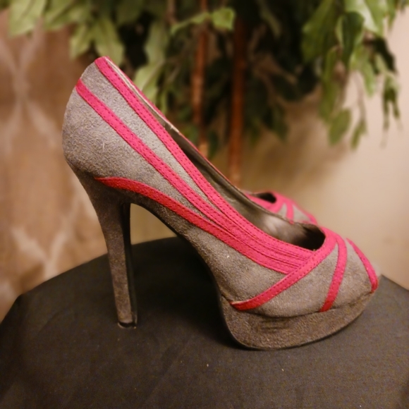 Gray & red pumps sz 9 - Picture 4 of 8